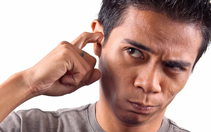 Thói quen mà nhiều người hay mắc phải đó là việc lấy ráy tai cũng là nguyên nhân dễ làm thủng màng nhĩ.