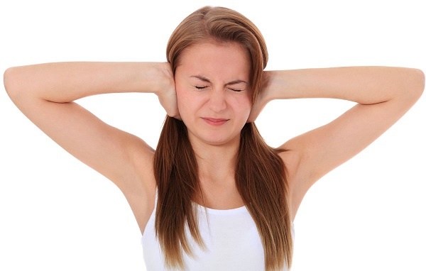 Người bị thủng màng nhĩ sẽ có các biểu hiện thường gặp như đau tai dữ dội, đau tai đột ngột.