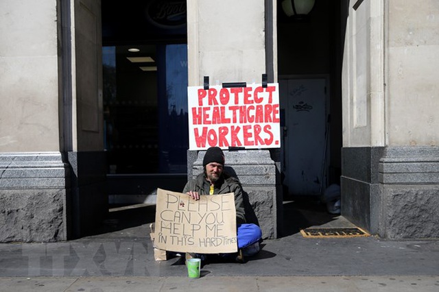 Người vô gia cư trên đường phố tại Westminster, Anh, ngày 21/4/2020. (Ảnh: AFP/TTXVN)