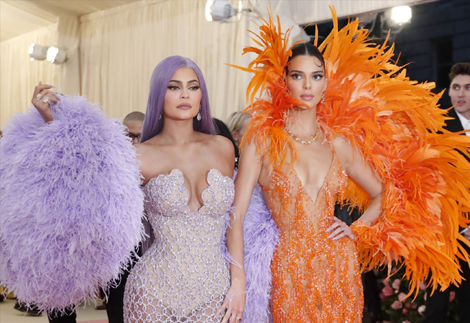 Chị em Kendall (phải) và Kylie Jenner tại sự kiện Met Gala 2019 ở New York. Ảnh: Reuters.