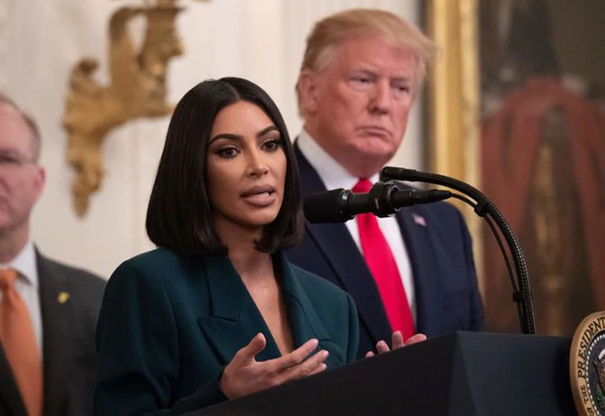 Kim Kardashian phát biểu tại Nhà Trắng cùng tổng thống Donald Trump năm 2019. Ảnh: AFP.