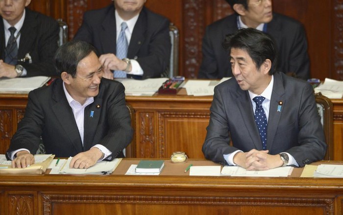 Theo LDP, cho đến thời điểm cuộc bầu cử trên diễn ra, ông Suga đã đi mòn 6 đôi giày.