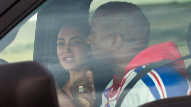 Kim từng bị paparazzi bắt gặp khóc nức nở khi cãi nhau với Kanye West trên xe.