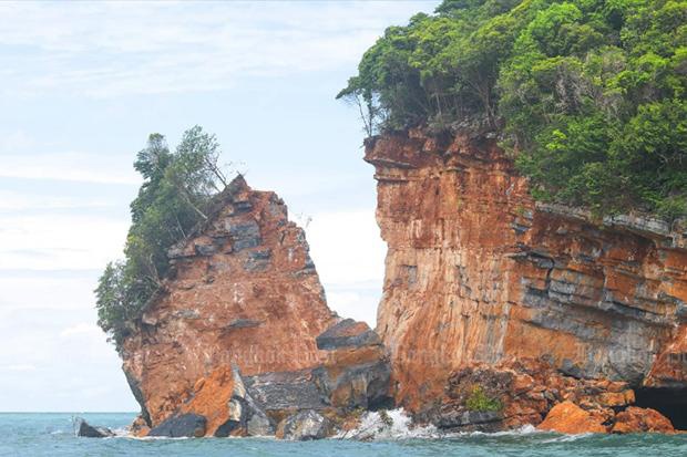Gần 20% diện tích một hòn đảo trong Công viên Biển Quốc gia Mu Ko Angthong, Thái Lan, đã bị tách ra khỏi đảo chính.