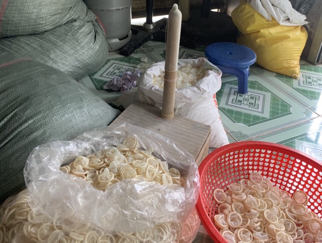 Thu giữ 324.000 chiếc bao cao su đã qua sử dụng đang được tái chế