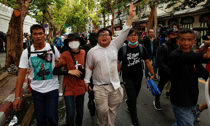 Người biểu tình Thái Lan diễu hành trên phố Bangkok hôm 19/9. Ảnh: Reuters.