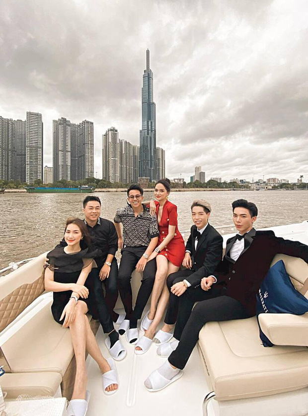 Bữa tiệc trên du thuyền là lời hứa của hoa hậu Hương Giang với các khách mời trong chương trình Người ấy là ai.