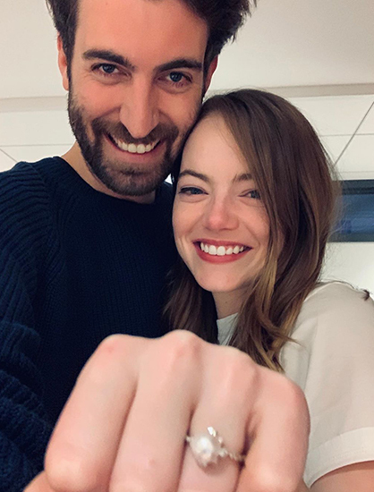 Emma Stone khoe nhẫn đính hôn cùng bạn trai Dave McCary. Ảnh chụp màn hình từ Emma Stone Instagram.