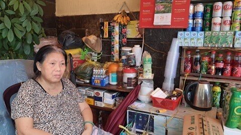 Bà Trần Thị Tuyết Mai, người bán cà phê trên đường Lê Văn Sỹ.