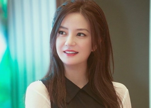 Triệu Vy bị đồn sống chung với một đạo diễn trẻ khi chưa ly hôn