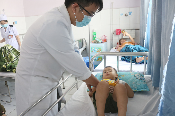 Bố chở con 3 tuổi bằng xe máy không thắt đai an toàn, con ngã dập lá lách