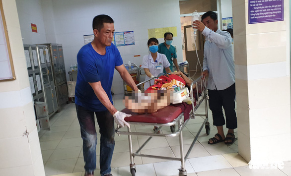 Một nạn nhân trong vụ truy sát được đưa tới Bệnh viện Đa khoa tỉnh Hà Tĩnh cấp cứu - Ảnh: HẢI YẾN