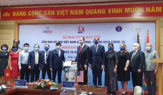 Mỹ trao tặng máy thở cho Việt Nam.