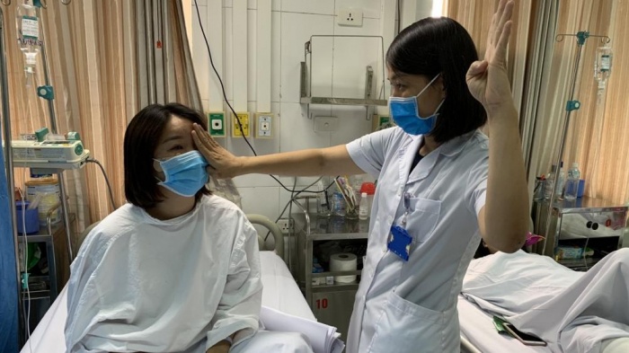 Các y bác sĩ đã cấp cứu thành công cho nữ nhân viên ngân hàng thoát mù sau khi tiêm filler nâng mũi tại spa ở Thái Nguyên.