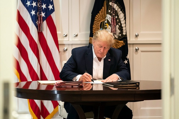Hình ảnh Trump 'làm việc miệt mài' khi đang điều trị Covid-19 khiến nhà Trắng bị nghi dàn dựng - Ảnh 1