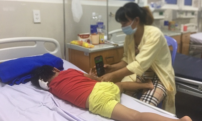 Quảng Bình:  Bé 4 tuổi rơi từ xe máy xuống đất chấn thương sọ não