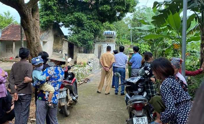 Người dân tập trung trước căn nhà vừa xảy ra án mạng sáng 7/10. Ảnh: Lam Sơn.