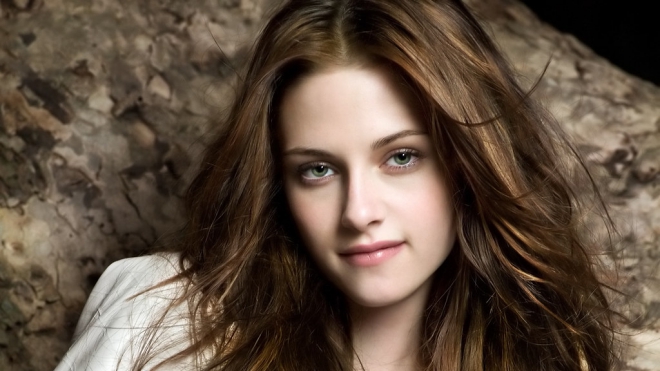 Kristen Stewart sinh năm 1990, nổi danh từ sau vai diễn Bella Swan trong series phim Chạng vạng.