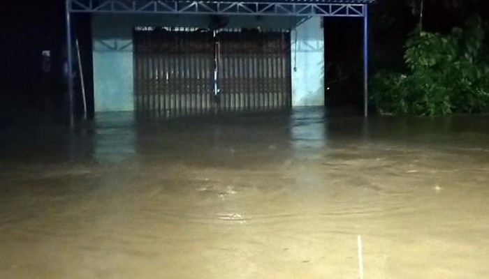 Nước lũ đang tiếp tục dâng cao tại nhiều khu dân cư ở xã Đại Hưng, huyện Đại Lộc.