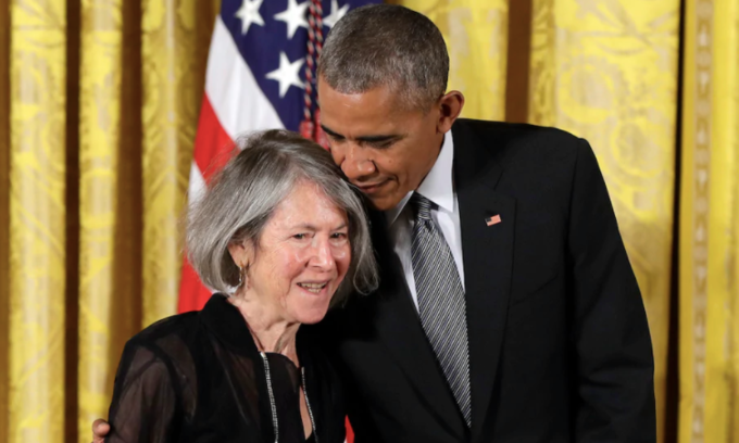 Năm 2015, Louise Glück gặp Brack Obama tại Nhà Trắng. Ảnh: AP.