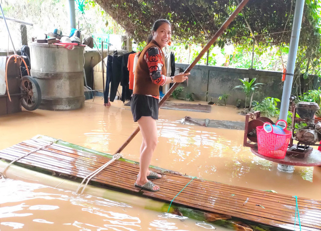 Nhiều ngôi nhà ở Quảng Trị bị ngập sâu trong nước lũ.