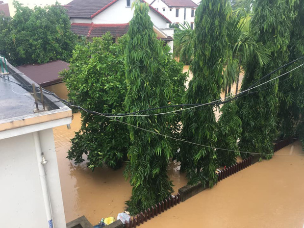 Nhiều ngôi nhà ở Quảng Trị dù ở địa hình khá cao cũng đã bị nước tràn vào.