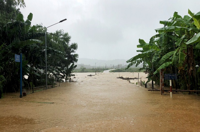 Trong đêm nay và ngày mai (10/10), ở các tỉnh từ Quảng Trị đến Quảng Ngãi có mưa to đến rất to.
