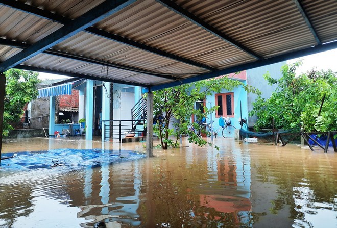Dọn đồ sau lũ ở Quảng Nam 2 mẹ con bị điện giật chết