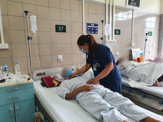 Các bác sĩ Trung tâm Chống độc BV Bạch Mai đang điều trị cho bệnh nhân ngộ độc thuốc diệt chuột.