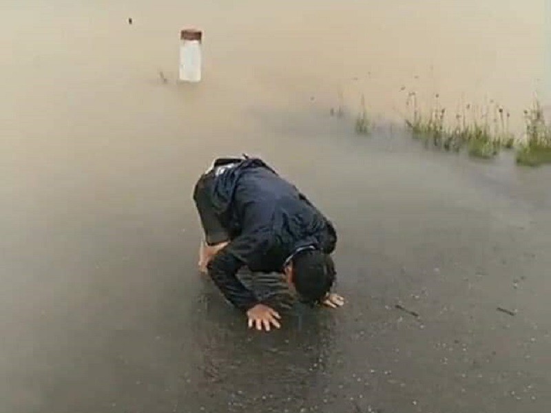 Tìm thấy thi thể thai phụ rớt xuống thuyền trên đường vượt lũ đi sinh