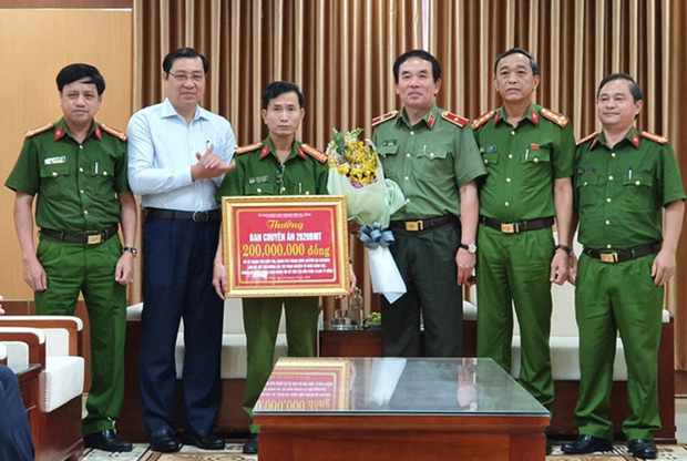 Chủ tịch UBND TP. Đà Nẵng trao thưởng cho Ban chuyên án sáng 14-10.