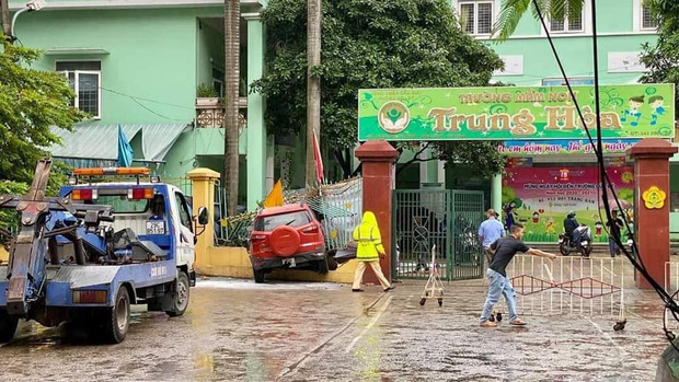 Hà Nội: Ô tô 4 chỗ lao thẳng vào cổng trường mầm non