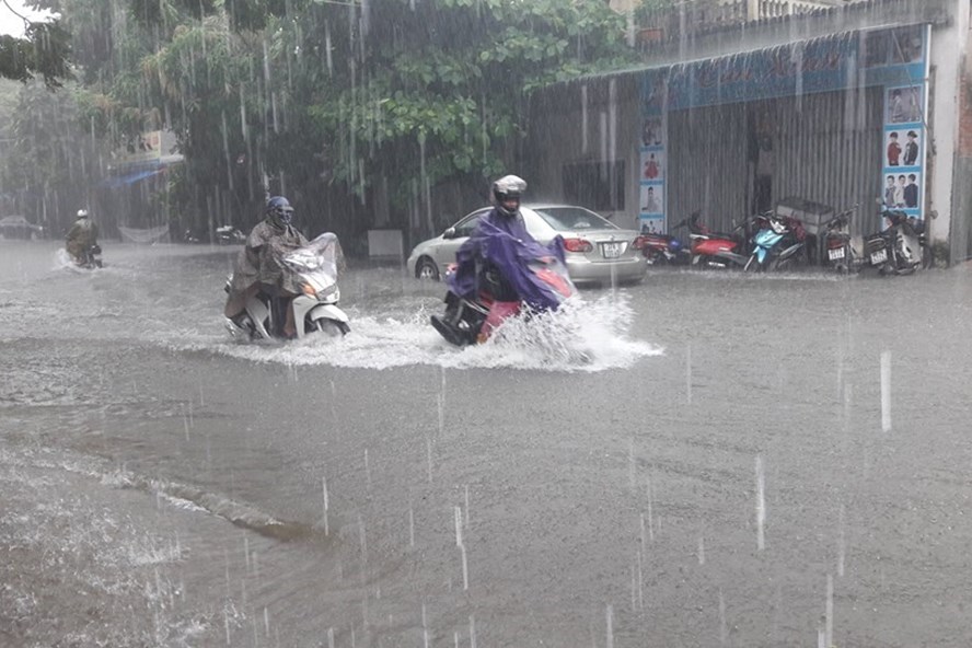 Áp thấp nhiệt đới đã vào Biển Đông, khả năng gây mưa lớn ở miền Trung