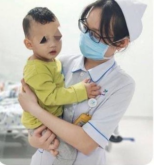 Bé 2 tuổi bị cho uống dầu gió do người lớn tưởng nhầm là siro ho