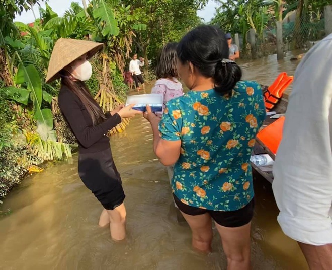 Thủy Tiên đến vùng bị ngập ở Huế để trao quà cho người dân.