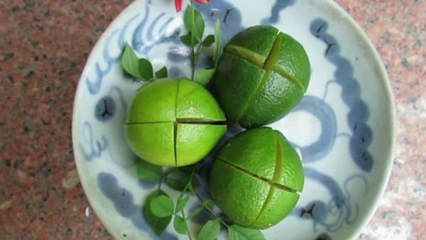 Bổ quả chanh làm tư đặt ở đầu giường khi ngủ và những lợi ích bất ngờ
