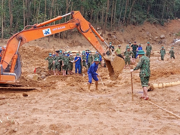 Sạt lở ở Rào Trăng 3: Hoãn tìm kiếm người mất tích do mưa quá lớn  - Ảnh 1