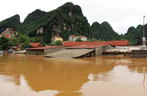 Những ngày qua mưa lớn tại các tỉnh miền Trung vẫn không ngớt, nước lũ trên nhiều sông vẫn cao và đang dâng lên, người dân tiếp tụ chống chọi với trận lũ lớn thứ 4 tiếp theo.