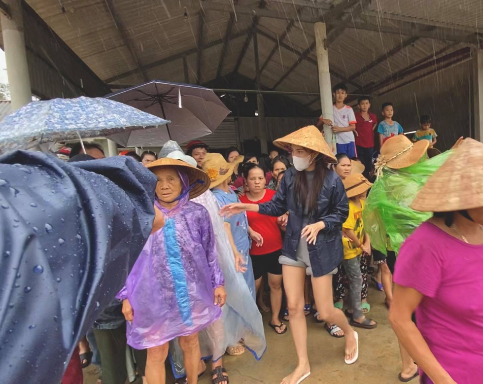 Thủy Tiên nhịn đói, đội mưa đi cứu trợ bà con miền Trung, hủy chuyến bay về Sài Gòn.
