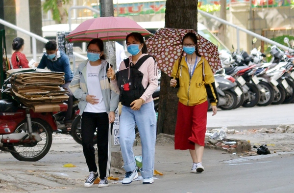 Người dân Hà Nội và TP.HCM phải đeo khẩu trang nơi công cộng.