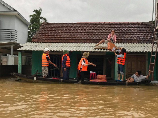 Báo Pháp Luật TP.HCM trao tặng các phần quà là thực phẩm, nhu yếu phẩm thiết yếu tới người dân bị ngập lụt ở Thừa Thiên - Huế. Ảnh: PLO