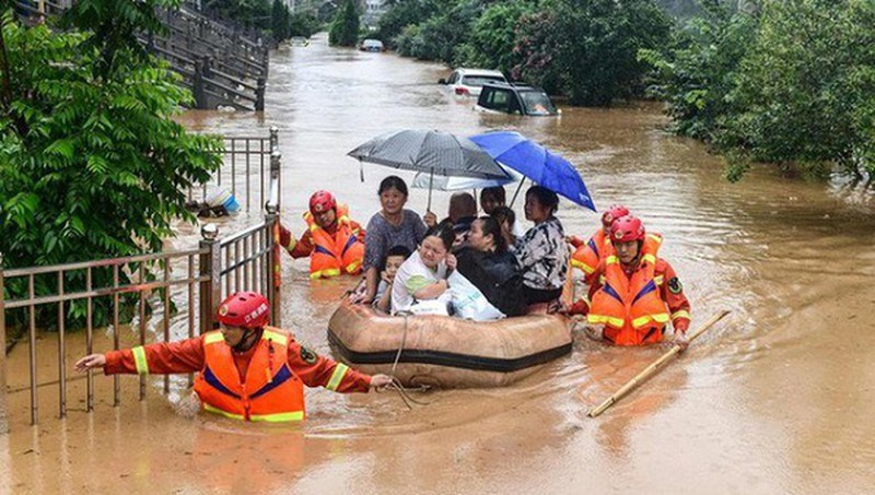 Bộ Y tế gửi 4,2 triệu viên sát khuẩn đến các tỉnh bị ngập lụt ở Miền Trung