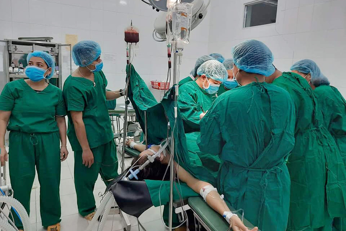Đội ngũ y bác sĩ phẫu thuật cứu bệnh nhân. Ảnh: Trung tâm y tế huyện Tây Giang cung cấp.
