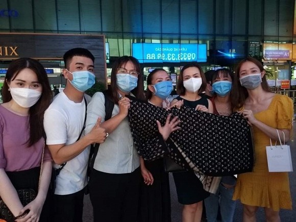 Thuỷ Tiên đã đáp chuyến bay về TP HCM và được các fan đứng đón.