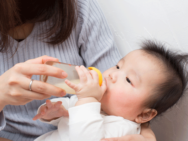 Trẻ bú bình đang nuốt hàng triệu hạt vi nhựa mỗi ngày