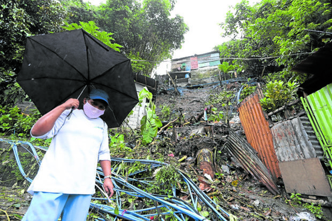 Mưa lớn gây sạt lở đất ở Quezon hôm 20/10. Ảnh: Inquirer.