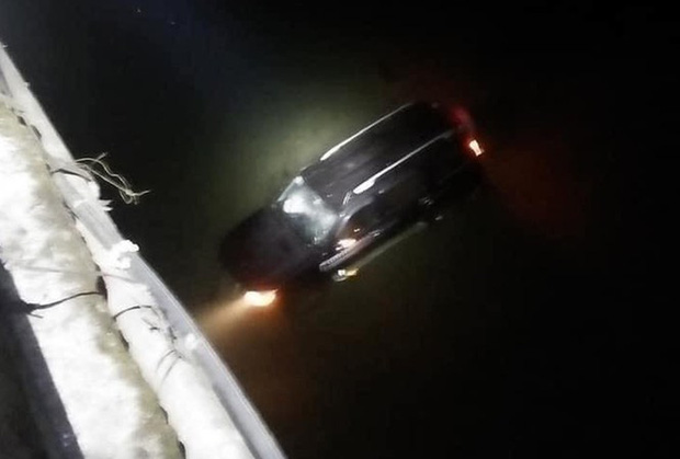 Chiếc ô tô đâm hỏng lan can cầu rơi xuống sông.