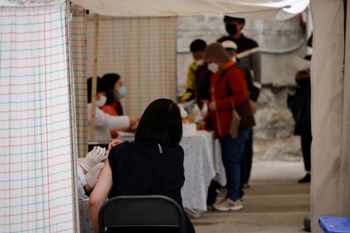 Người dân Hàn Quốc tiêm vaccine trong chương trình tiêm phòng cúm mùa mở rộng năm 2020. Ảnh: Reuters