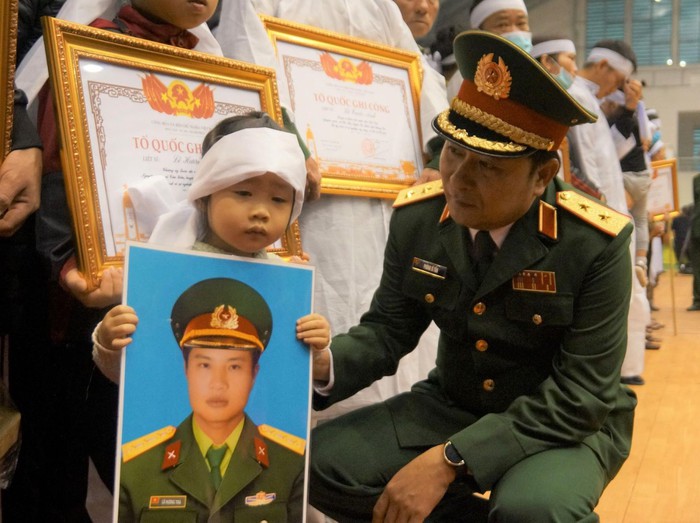 Trung tướng Phùng Sĩ Tấn - Phó tổng Tham mưu trưởng Quân đội nhân dân Việt Nam hỏi thăm, xin chia sẻ nỗi đau với gia đình các liệt sĩ.