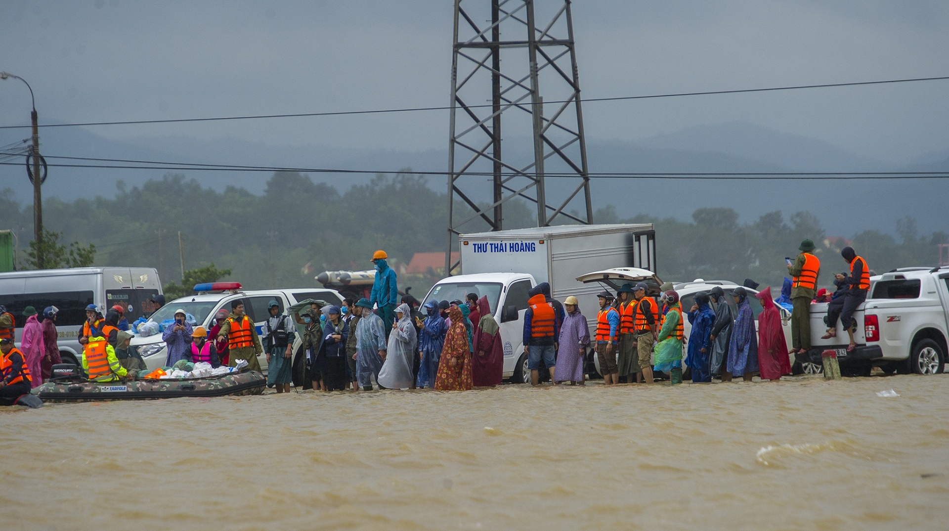 Tại tỉnh Quảng Bình nhiều ngày qua có rất nhiều đoàn xe cứu trợ đến.